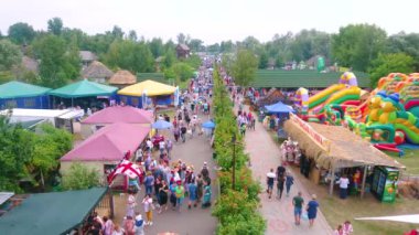 SOROCHYNTSI, UKRAINE - 20 Ağustos 2021: Ulusal Sorochynsky Fuarı 'nın canlı atmosferinin keyfini çıkarın, el sanatları ve tarım pazarı ile popüler yıllık etkinlik, halk müziği ve dans yarışmaları, 20 Ağustos' ta Sorochyntsi 'de