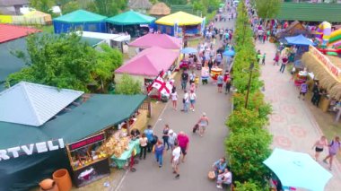 SOROCHYNTSI, UKRAINE - 20 Ağustos 2021: 20 Ağustos 'ta Sorochynsky Fuarı' nın kalabalık merkez sokakları, Ukrayna 'nın ünlü el işi ve tarım pazarı, halk şarkısı ve dans festivalinin de yer aldığı, 20 Ağustos' ta Sorochyntsi