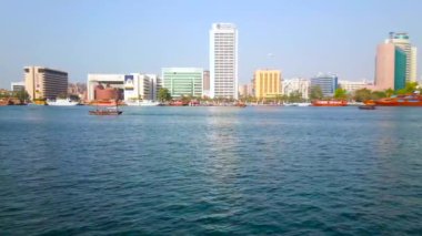 DUBAI, BAE - 1 Mart 2020: Dubai Deresi 'ni yüzen turist tekneleri ve Deira ilçesinin modern binalarıyla 1 Mart' ta Dubai 'de izleyin