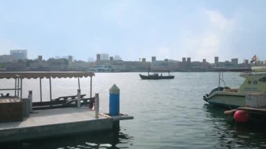 DUBAI, BAE - 1 Mart 2020: Dubai Deresi 'ndeki rıhtım Al Fahidi Mahallesi ve yüzen teknelerin geleneksel konutları manzaralı, 1 Mart' ta Dubai