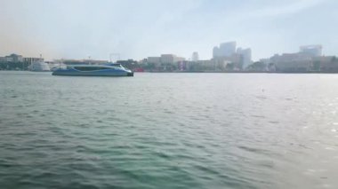 Modern feribot Dubai Creek, Dubai, BAE boyunca yüzer.
