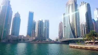 DUBAI, BAE - 2 Mart 2020: Dubai Limanı 'nın karşı kıyıdaki fütürist gökdelenleri ile birlikte 2 Mart 2020' de Dubai 'de