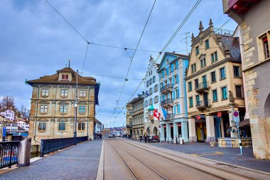 ZURİH, SWitzERLAND - 3 Nisan 2022: Limmatquai emabankment üzerine Ortaçağ Rathaus (Belediye Binası), 3 Nisan 'da İsviçre' nin Zürih kentinde