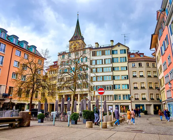 stock image ZURICH, SWITZERLAND - APRIL 3, 2022: Weinplatz square with atmospheric restaurant outdoor seating, on April 3 in Zurich, Switzerland