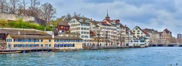 stock image ZURICH, SWITZERLAND - APRIL 3, 2022: The riverfront residences of the Schipfe district in Zurich offer a charming and picturesque setting along Limmat river, on April 3 in Zurich, Switzerland