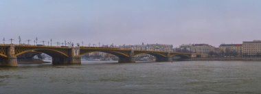 Macaristan, Budapeşte 'deki Margaret Köprüsü ve Tuna Nehri üzerindeki sisli sabah