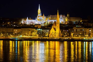 Tuna Nehri 'nden geçen parlak balıkçı kalesi manzarası, Budapeşte, Macaristan
