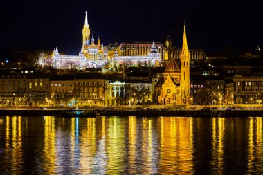 Tuna Nehri 'nden geçen parlak balıkçı kalesi manzarası, Budapeşte, Macaristan