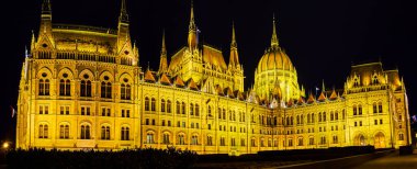 Macaristan 'ın başkenti Budapeşte' deki Lajos Kossuth Meydanı 'nda yer alan Macar Parlamentosu' nun aydınlık binasının gece manzarası
