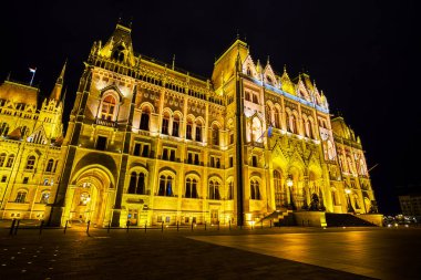 Gotik, Macaristan Parlamentosu binasını gece aydınlatmış Budapeşte, Macaristan