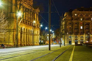 Lajos Kossuth karesi ve aydınlık çevrili binalar, Budapeşte, Macaristan