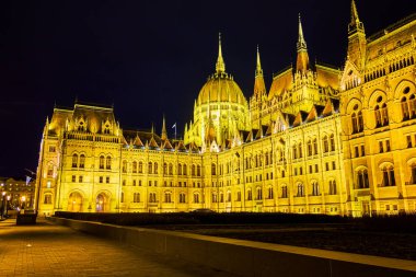 Gece aydınlığında zarif Gotik Parlamento binası, Lajos Kossuth Meydanı, Budapeşte, Hungar