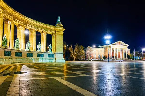 stock image Heroes Square with colonnade of Millennium Monument complex and Hall of Art Museum, Budapest, Hungary