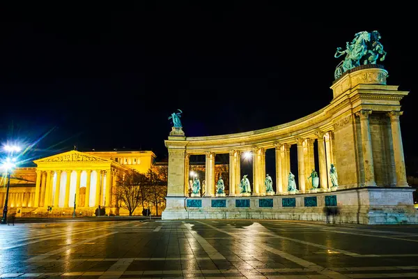 stock image The colonnade of the Millennium Monument, one of the most notable landmark of Budapest on Heroes Sqaure and Fine Arts Museum, Hungary