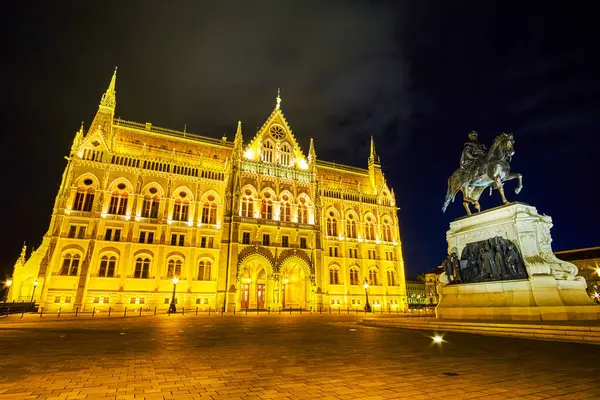 stock image Lajos Kossuth Square with a view on Parliament in lights and equestrian statue to Gyula Andrassy, Budapest, Hungary