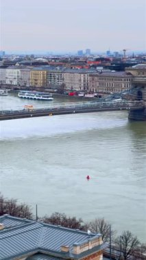 Buda Kalesi Tepesi 'nden, Tuna Nehri' ni gözlemleyen Panorama, Buda 'nın çatıları, Pest' in ufuk çizgisi, Szechenyi Zinciri Köprüsü, Parlamento ve Budapeşte Kalesi, Macaristan surları