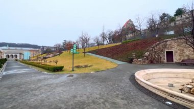 Buda Kalesi Çarşısı 'nın panoramik manzarası Triton Çeşmesi ve Castle Hill yamacıyla, Buda Şatosu, Budapeşte, Macaristan