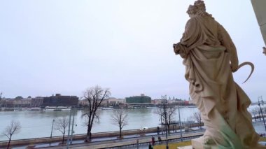 Buda Kalesi Çarşısı heykeli Ybl Miklos Meydanı, Varkert Embankment ve Tuna Nehri, Budapeşte, Macaristan