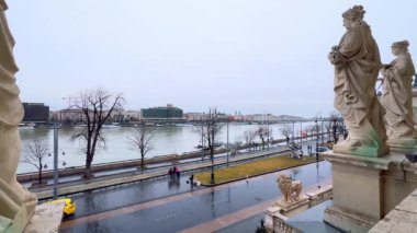 Taş heykeller Budapeşte, Macaristan 'da Budapeşte' de Ybl Miklos Meydanı, Varkert Embankment ve Tuna Nehri manzaralı Buda Şatosu Çarşısı terasını dekore ediyor.