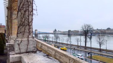 Buda Şatosu Çarşısı 'nın sütununda Ybl Miklos Meydanı, Friedrich Rıhtımı, Tuna Nehri, Szechenyi Zinciri Köprüsü ve Parlamentosu, Budapeşte, Macaristan