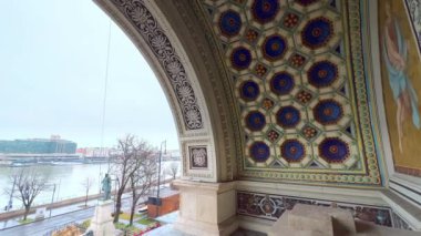 Şehrin ve Tuna Nehri 'nin manzarası Buda Kalesi Çarşısı' nın süslü terasından fresklerle, oymalarla, fayanslarla ve desenlerle Budapeşte, Macaristan