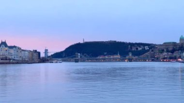 Budapeşte Macaristan 'ın başkenti Budapeşte' de Macaristan Parlamentosu 'nun Wilight' ta inşa edildiği orman ve parklarla kaplı Gellert Tepesi 'nin üzerindeki Buda Kalesi ile Tuna Nehri' nin Panoraması