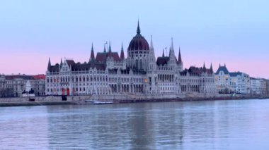 Macaristan Parlamentosu 'nun Mor Alacakaranlık, Budapeşte, Macaristan' daki dalgalı Tuna Nehri 'nin arkasındaki Gotik binası.