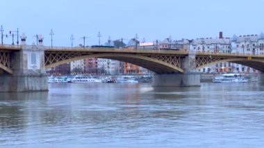 Macaristan 'ın başkenti Budapeşte' de bulunan Pest 'e karşı Tuna Nehri' ndeki Margaret Köprüsü 'nün mavi saat manzarası