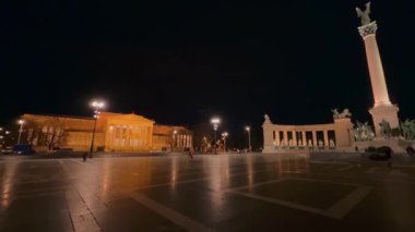 Macaristan, Budapeşte 'deki büyük Yaya Meydanı' ndaki Milenyum Anıtı 'nın anıtsal kompleksinin üzerindeki karanlık akşam gökyüzü.