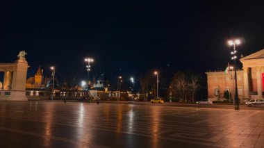 Sanat Salonu (Sanat Sarayı), Milenyum Anıtı ve Güzel Sanatlar Müzesi akşam saatlerinde Budapeşte, Macaristan 'da Heroes Meydanı' nda.