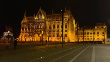 Lajos Kossuth Meydanı boyunca uzanan klasik sarı tramvay, arka planda parlamento binası, Budapeşte, Macaristan manzaralı.