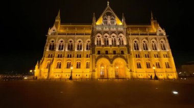 Gotik Macar Parlamentosu 'nun parlak akşam aydınlanması portalı, Budapeşte, Macaristan
