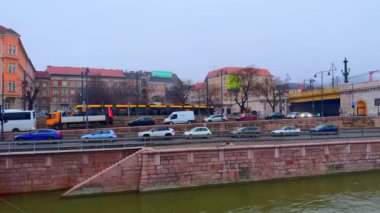 Tuna Nehri seti panoraması. Sürücü arabaları ve Margaret Köprüsü, Budapeşte, Macaristan.