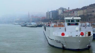 Sisli Tuna Nehri Panoraması Zincir Köprüsü ve Gotik Parlamento, Budapeşte, Macaristan