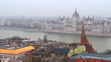 Tuna Nehri, Gotik Parlamento, Margaret Köprüsü, kiliseler ve kırmızı çatıları olan puslu bir manzara, Macaristan