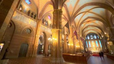 Matthias Kilisesi 'nin (Buda Kalesi Taç Giyme Kilisesi) ortaçağ Gotik dua salonu. Muazzam sütunları, kaburgalı tavanı, renkli freskleri ve vitray pencereleri olan Budapeşte, Macaristan.