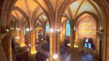 Üst galeride, ortaçağ Matthias Kilisesi 'nin oyma sütunlar, vitray pencereler ve kaburgalı tavan, Budapeşte, Macaristan