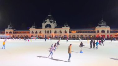 Budapeşte, Macaristan 'ın başkenti Budapeşte' de, Şehir Parkı 'ndaki buz pateninin tadını çıkarın.