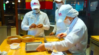 DUBAI, BAE - 3 Mart 2020 'de Dubai AVM' deki Doğu lokantasının aşçıları açık mutfakta baozi köftesi yapıp 3 Mart 'ta Dubai' de bambu buharlı tencereye koyuyorlar.