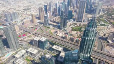 DUBAI, BAE - 3 Mart 2020: Dubai 'deki Dubai Adresleri Bulvarı' nın en üst manzarası, 3 Mart 'ta Dubai' de bulunan yoğun üst geçitte.