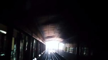 DUBAI, BAE - 3 Mart 2020: Dubai Metro 'nun Dünya Ticaret Merkezi ile Finansal Merkez istasyonları arasındaki Kızıl Hat' ın gelecekteki gökdelenler ve sıradışı Gelecek Müzesi manzaralı demiryolu, 3 Mart 'ta Dubai' de