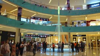 DUBAI, BAE - 3 Mart 2020: Dubai alışveriş merkezinin Moda Bulvarı Salonunda yürüyün ve Dubai Creek Kulesi 'nin 3 Mart' ta aydınlatılmış kopyasını izleyin