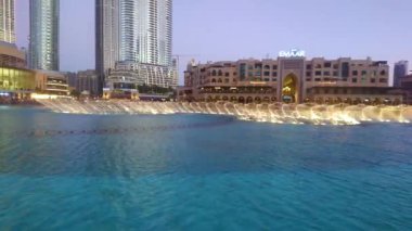 DUBAI, BAE - 4 Mart 2020: Dubai Çeşmesi 'nin Burç Halife Gölü' ndeki performansı, Dubai Alışveriş Merkezi ve Souk al Bahar pazarının modern binaları, modern yüksek binalar ve otellerle çevrili.