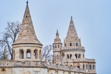 Macaristan 'ın en ünlü Budapeşte kentlerinden biri olan Balıkçı Kalesi' nin taş kuleleri.