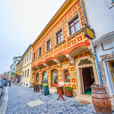 BUDAPEST, HUNGARY - 21 Şubat 2022: Şato bölgesindeki restoranın bulunduğu manzaralı tarihi bina, 21 Şubat 'ta Budapeşte, Macaristan