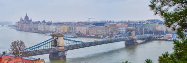 Tuna Nehri üzerindeki Panorama ve Szechenyi Zinciri Köprüsü, Budapeşte, Macaristan