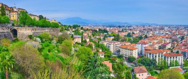 Kırmızı kiremit çatılı Citta Bassa Panoraması, tarihi ve modern konutlar, Bergamo, İtalya