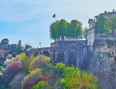 Ortaçağ Venedik Duvarları, kıvrımlı viyadük ve bereketli bahar çiçek parkı olan Porta San Giacomo, duvar boyunca uzanan Bergamo, İtalya