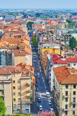 Uzun Via Antonio Locatelli, kırmızı çatıları olan klasik evlerle dolu, İtalya, Bergamo, Citta Alta manzaralı.