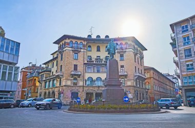 BERGAMO, İtalya - 7 Nisan 2022: Citta Bassa, Bergamo, İtalya 'da Rotonda dei Mille Meydanı' ndaki Giuseppe Garibaldi Anıtı